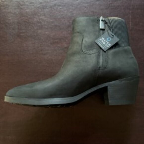 Vionic Shantelle Black 10M Ankle Boot - Picture 1 of 8